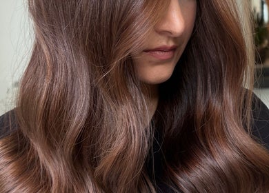 Glanzend bruin haar gestyled bij Mayke Hair in Amsterdam, Noord-Holland, NL.