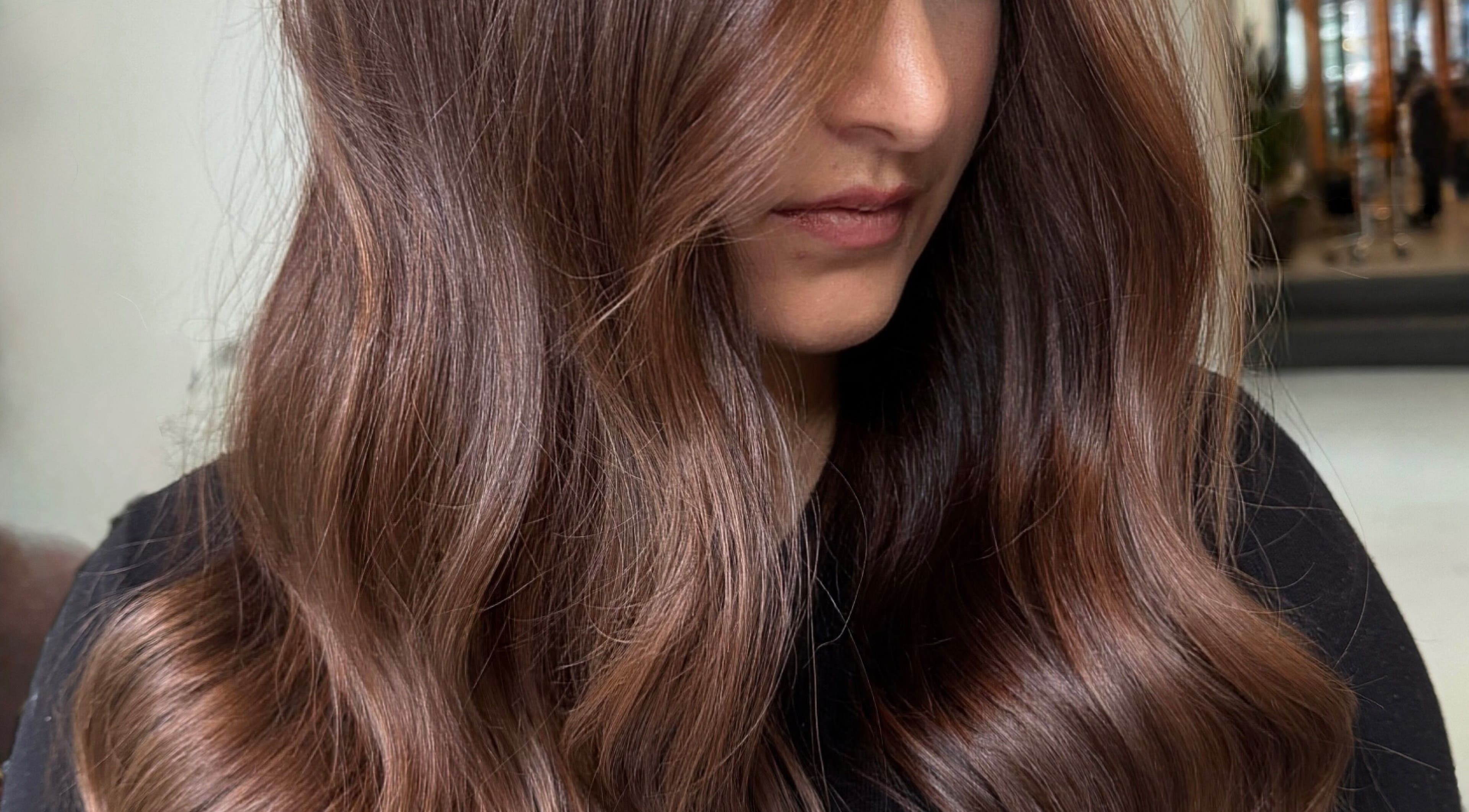 Glanzend bruin haar gestyled bij Mayke Hair in Amsterdam, Noord-Holland, NL.