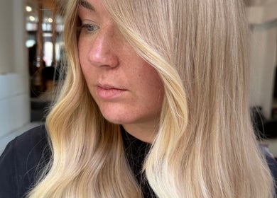 Zijdezacht blond kapsel bij Mayke hair in Amsterdam, Noord-Holland, NL.