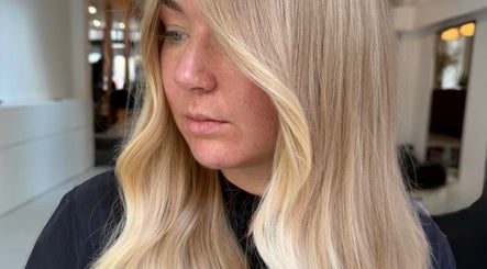 Zijdezacht blond kapsel bij Mayke hair in Amsterdam, Noord-Holland, NL.