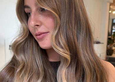 Stijlvolle balayage bij Mayke hair in Amsterdam, Noord-Holland, NL. Perfecte gelaagde, glanzende blonde lokken.