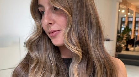 Stijlvolle balayage bij Mayke hair in Amsterdam, Noord-Holland, NL. Perfecte gelaagde, glanzende blonde lokken.