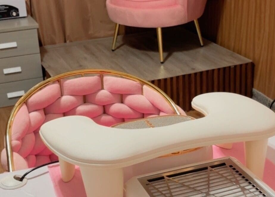 Zona de manicura en Perla spa nails uy, Montevideo, con silla rosa y mesa de trabajo elegante.