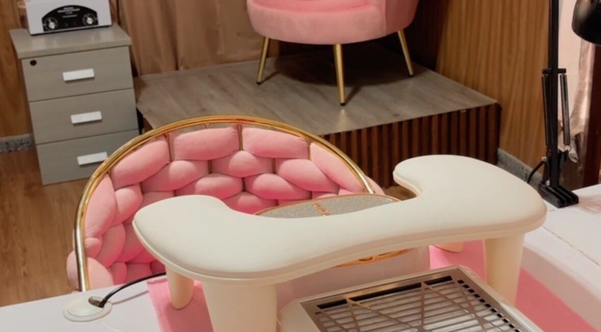 Zona de manicura en Perla spa nails uy, Montevideo, con silla rosa y mesa de trabajo elegante.