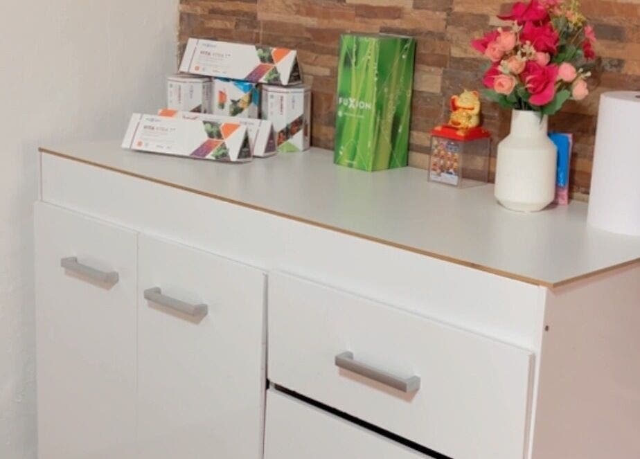 Decoración interior de Perla spa nails uy en Montevideo, Departamento De Montevideo, UY, destacando una florero y caja.