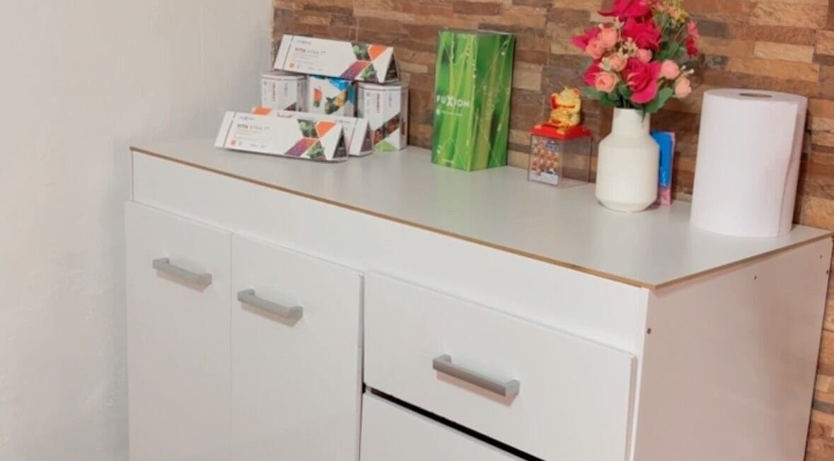 Decoración interior de Perla spa nails uy en Montevideo, Departamento De Montevideo, UY, destacando una florero y caja.