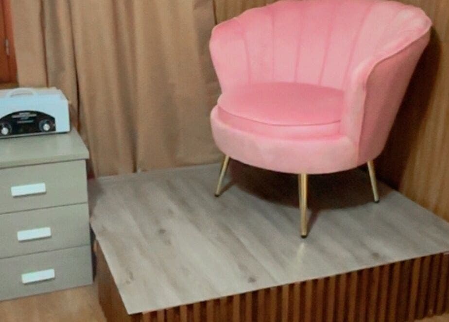 Silla rosa elegante en Perla Spa Nails Uy, Montevideo, Departamento De Montevideo, UY.