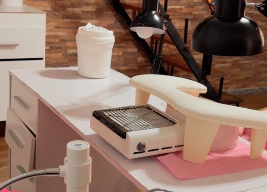 Mesa de manicura en Perla spa nails uy, Montevideo, Departamento De Montevideo, UY, equipada para tratamientos.