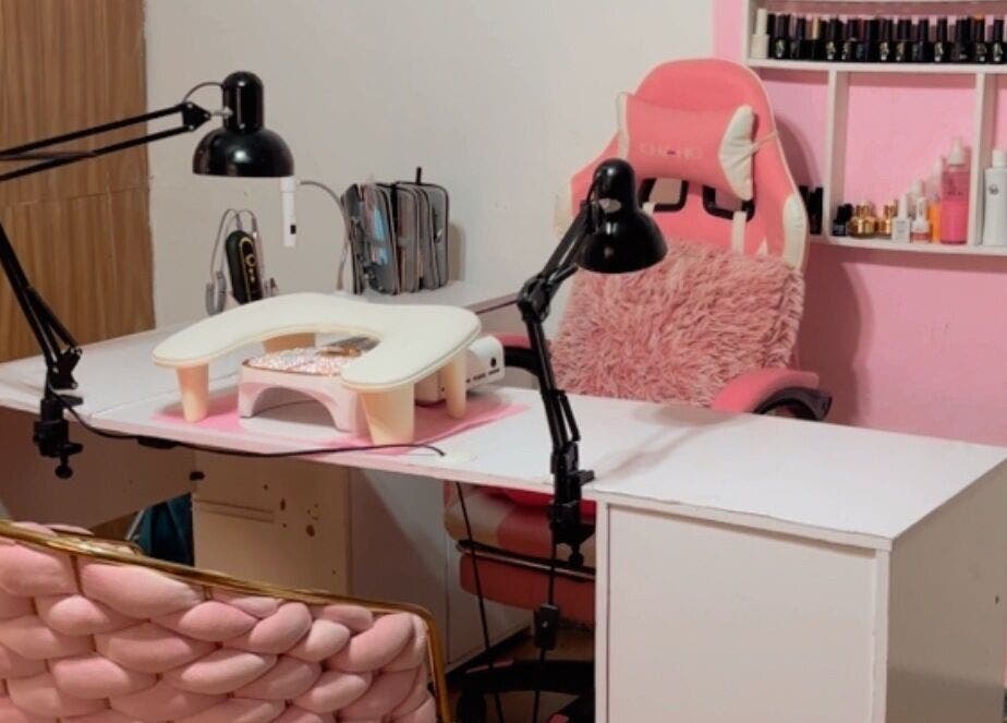 Estación de uñas en Perla spa nails uy, Montevideo, Departamento De Montevideo, UY, con decoración y lámparas elegantes.