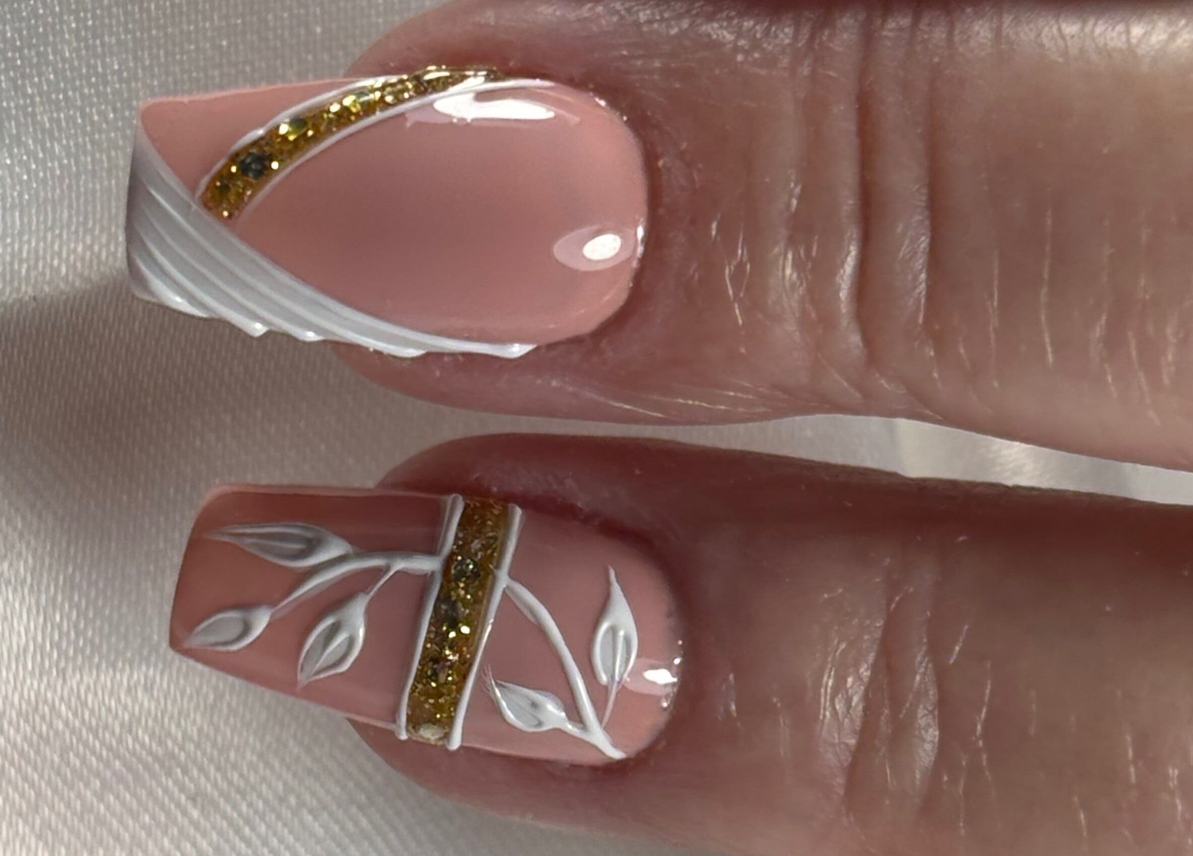 Uñas con diseño dorado en Perla spa nails uy, Montevideo, Departamento De Montevideo, UY.