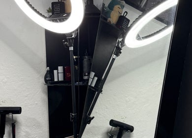 Área de tocador en 1k Barber Studio, Iguala De La Independencia, Guerrero, MX, con espejo iluminado y productos.