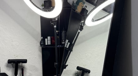 Área de tocador en 1k Barber Studio, Iguala De La Independencia, Guerrero, MX, con espejo iluminado y productos.