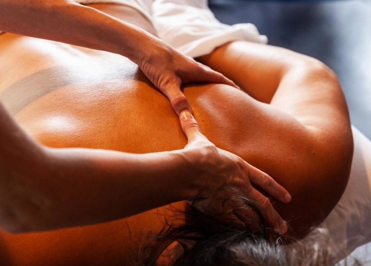 Deep tissue massage at Massageology, Middleburg, Florida, US, enhancing relaxation and wellness.