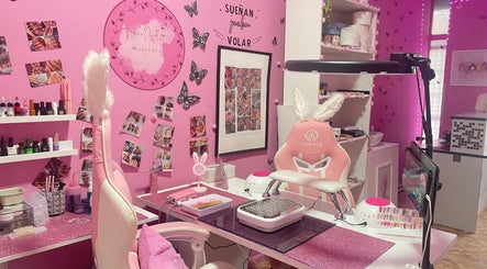 Sala de manicura en Aroa Nails, Etxebarri, Euskadi, ES, con decoración rosa y herramientas de belleza.