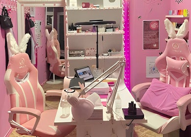 Interior acogedor de Aroa Nails en Etxebarri, Euskadi, ES con sillas rosadas y detalles decorativos.