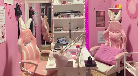 Interior acogedor de Aroa Nails en Etxebarri, Euskadi, ES con sillas rosadas y detalles decorativos.