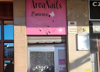 Fachada de Aroa Nails en Etxebarri, Euskadi, ES, destacando un letrero rosado con logotipo elegante.