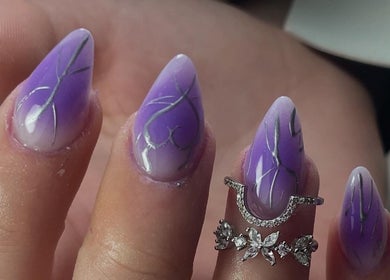 Uñas violeta con diseño artístico en Aroa Nails, Etxebarri, Euskadi, ES.