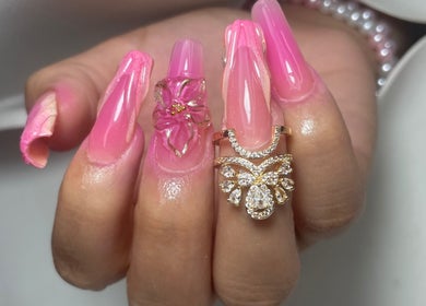 Uñas decoradas en Aroa Nails, Etxebarri, Euskadi, ES con diseño rosa y joyas brillantes.