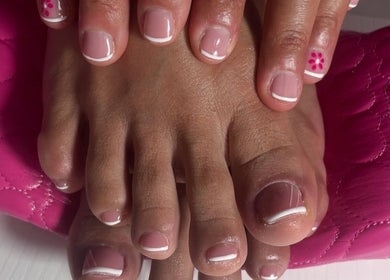 Manicura y pedicura francesa elegante en Aroa Nails, Etxebarri, Euskadi, ES.