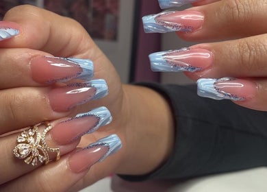 Uñas esculpidas en azul claro en Aroa Nails, Etxebarri, Euskadi, ES, mostrando diseño sofisticado y elegante.