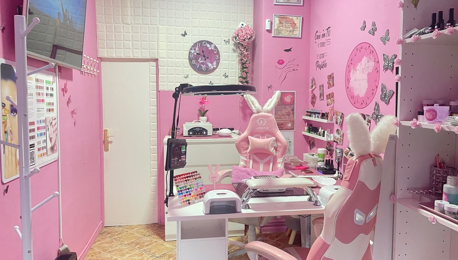 Interior rosa vibrante de Aroa Nails en Etxebarri, Euskadi, ES, con decoración de conejitos y mariposas.
