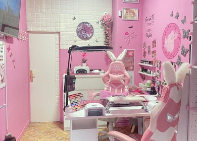 Interior rosa vibrante de Aroa Nails en Etxebarri, Euskadi, ES, con decoración de conejitos y mariposas.