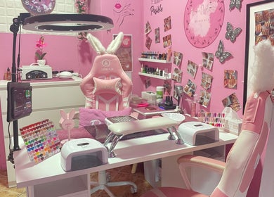 Espacio de uñas en Aroa Nails, Etxebarri, Euskadi, ES, lleno de decoraciones rosadas y herramientas de manicura.