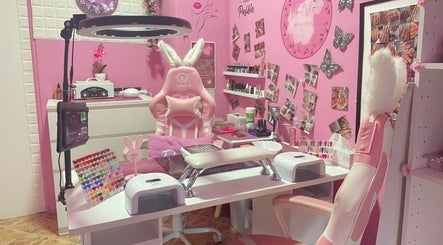 Espacio de uñas en Aroa Nails, Etxebarri, Euskadi, ES, lleno de decoraciones rosadas y herramientas de manicura.