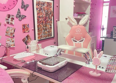 Sala de Aroa Nails con decoración rosa en Etxebarri, Euskadi, ES.