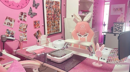 Sala de Aroa Nails con decoración rosa en Etxebarri, Euskadi, ES.