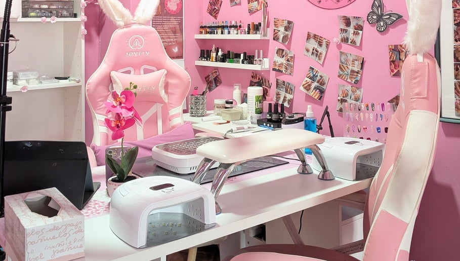 Estación de uñas moderna en Aroa Nails, Etxebarri, Euskadi, ES, con decoración rosa y elegante silla ergonómica.