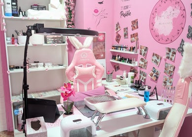 Estación de manicura en Aroa Nails, Etxebarri, Euskadi, ES con silla rosa y decoración floral.