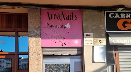 Fachada de Aroa Nails en Etxebarri, Euskadi, ES, con un letrero rosa distintivo.