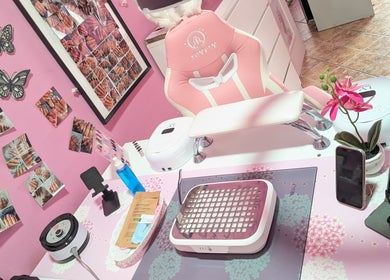 Estación de manicura con decoración rosa en Aroa Nails, Etxebarri, Euskadi, ES.