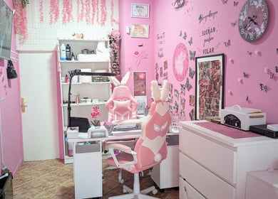 Sala de Aroa Nails en Etxebarri, Euskadi, ES, con decoración rosa y silla personalizada.