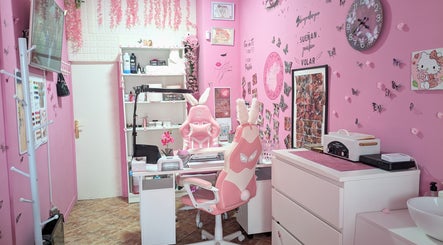 Interior rosa de Aroa Nails en Etxebarri, Euskadi, ES, decorado con mariposas y arte de uñas.