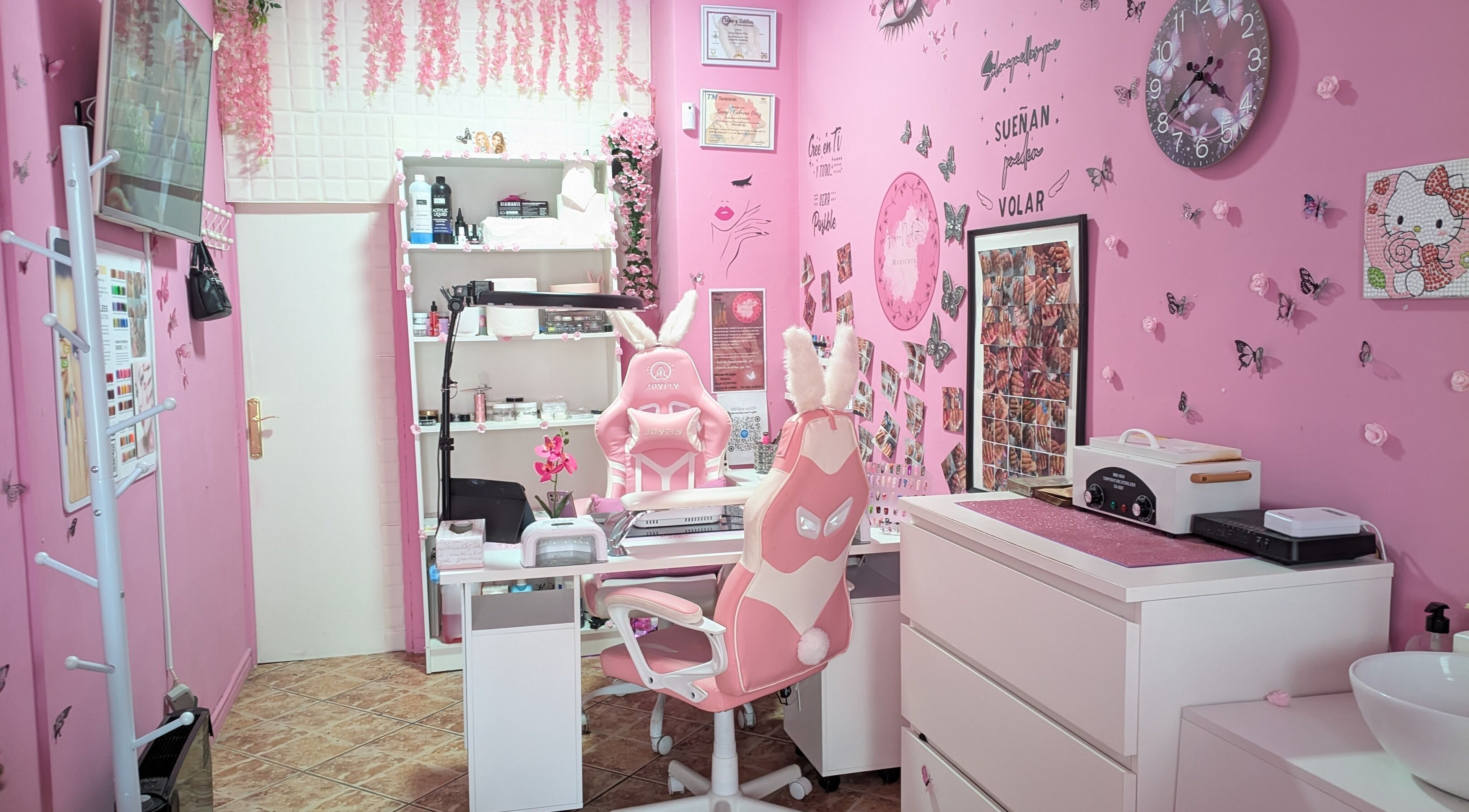 Interior rosa de Aroa Nails en Etxebarri, Euskadi, ES, decorado con mariposas y arte de uñas.