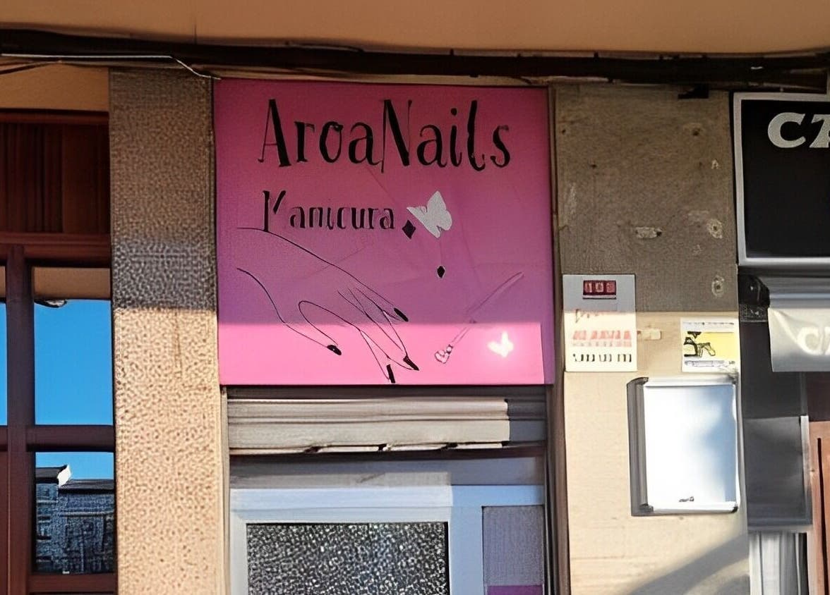 Fachada de Aroa Nails en Etxebarri, Euskadi, ES con un cartel rosa distintivo.