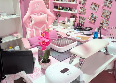 Estación de trabajo en Aroa Nails, Etxebarri, Euskadi, ES, con decoración rosa y productos de uñas.