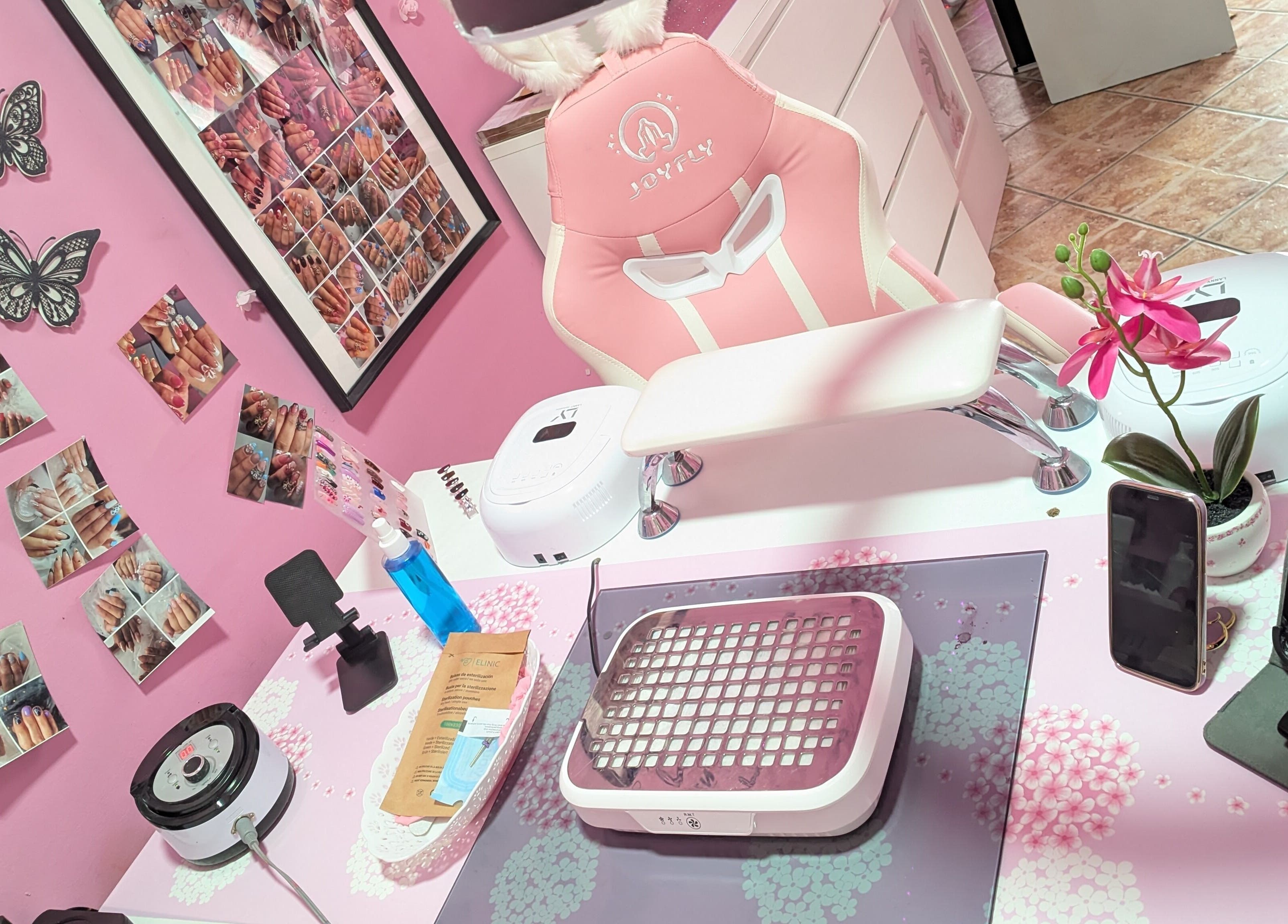 Espacio de trabajo en Aroa Nails, Etxebarri, Euskadi, ES, con decoración rosa y equipo moderno.