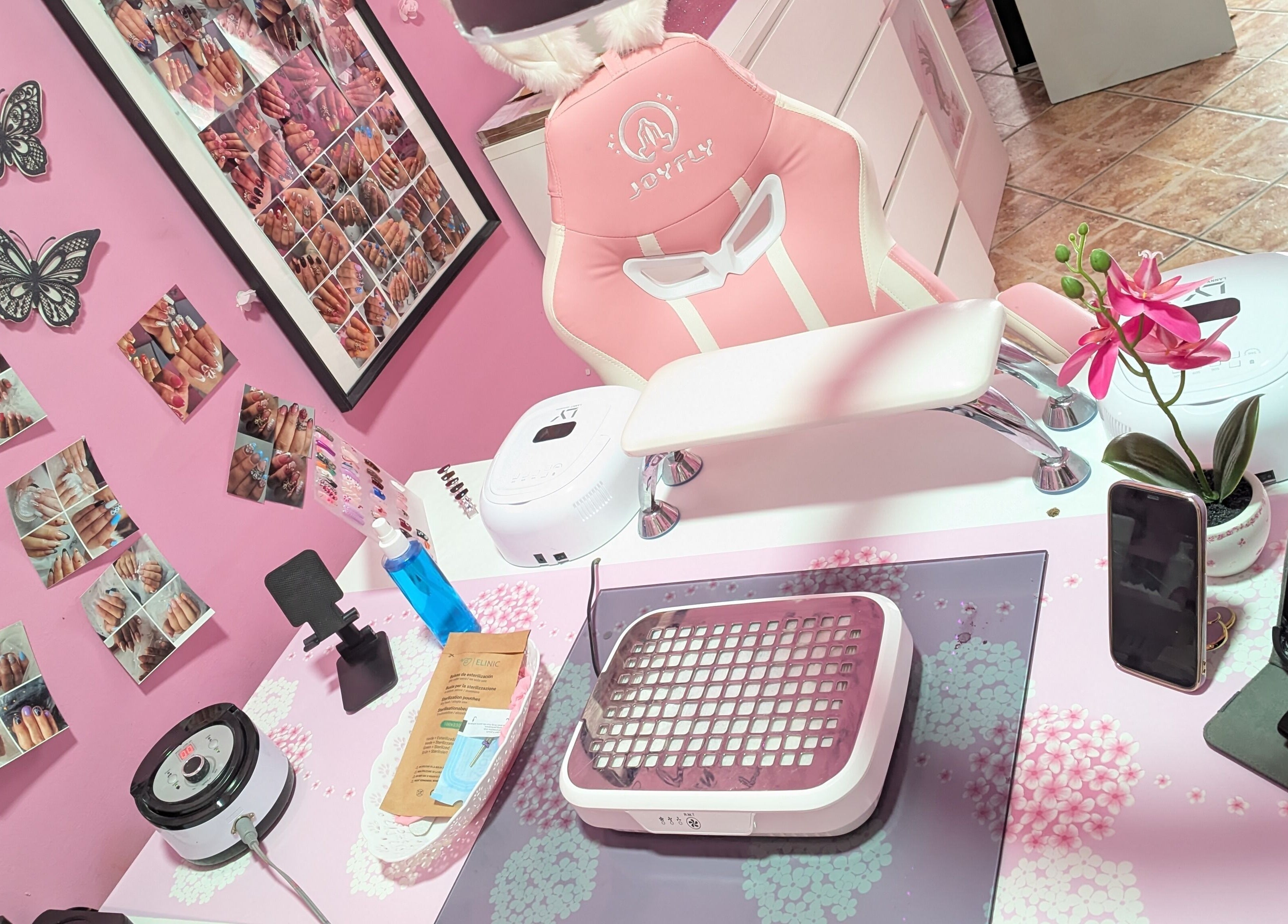 Espacio de trabajo en Aroa Nails, Etxebarri, Euskadi, ES, con decoración rosa y equipo moderno.