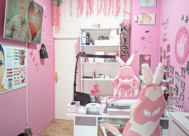 Interior lujoso de Aroa Nails en Etxebarri, Euskadi, ES, con decoraciones rosas y estación de manicura.