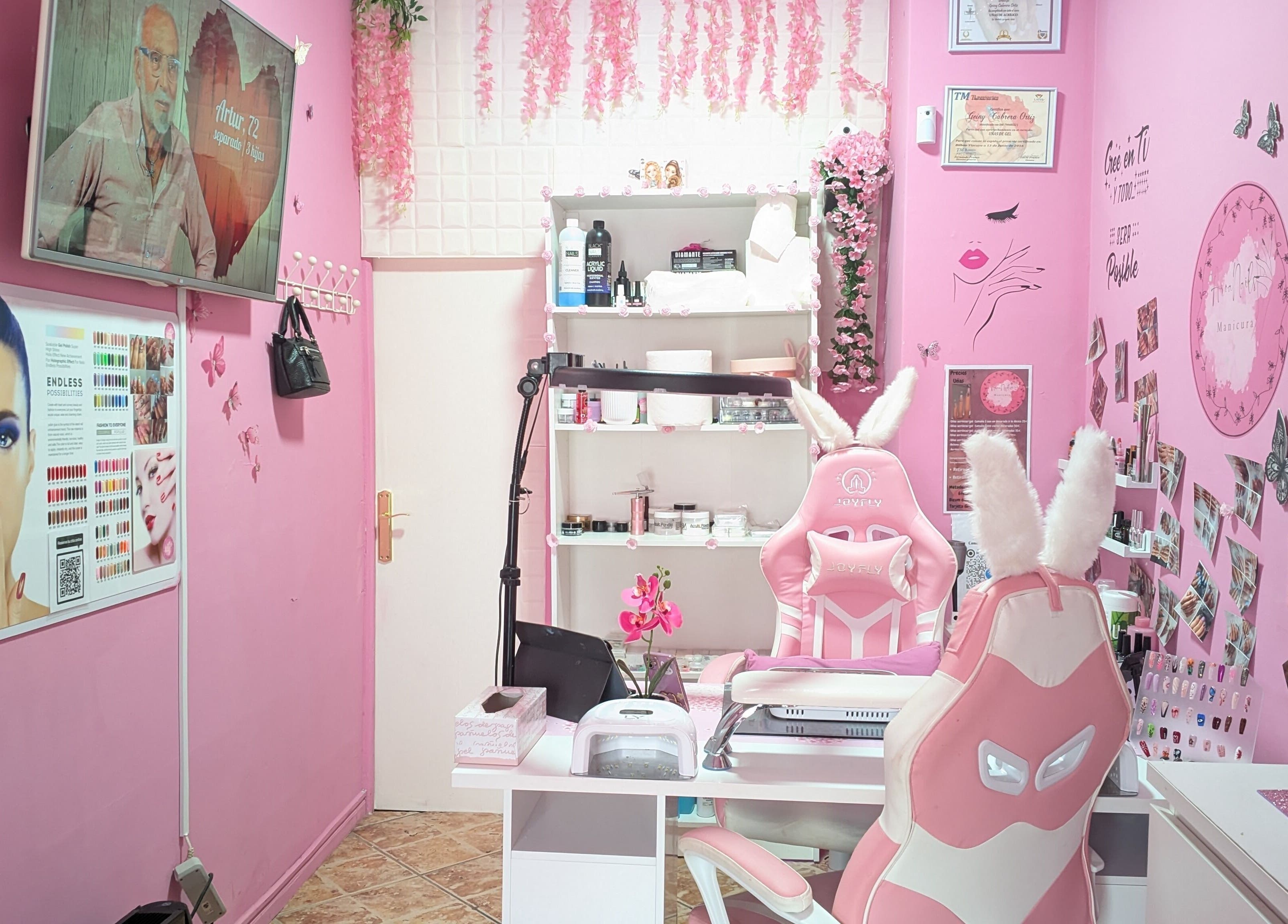 Interior lujoso de Aroa Nails en Etxebarri, Euskadi, ES, con decoraciones rosas y estación de manicura.