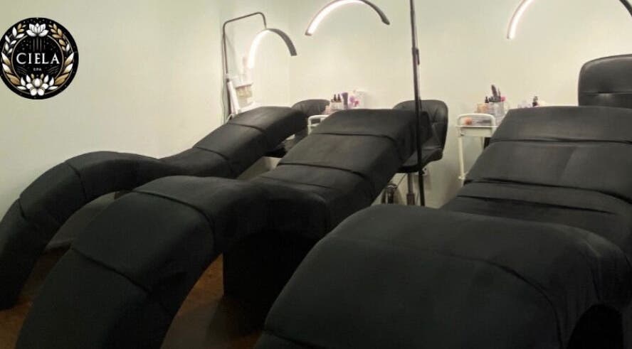 Elegantes camillas de tratamiento en Ciela Esthetic, Providencia, Región Metropolitana, CL.