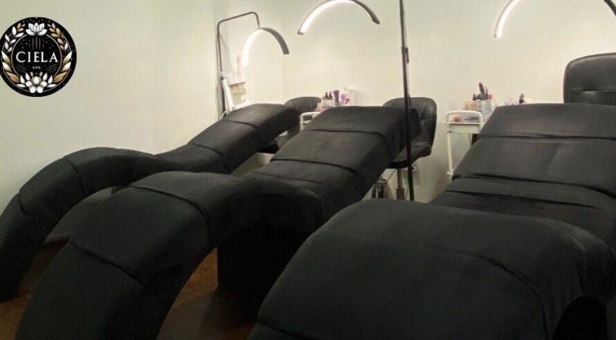 Elegantes camillas de tratamiento en Ciela Esthetic, Providencia, Región Metropolitana, CL.