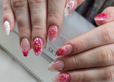 Elegant floral nail art at Solis Vita Spa.Michelle in St. Thomas, Ontario, CA. Perfectly crafted for beauty enthusiasts.