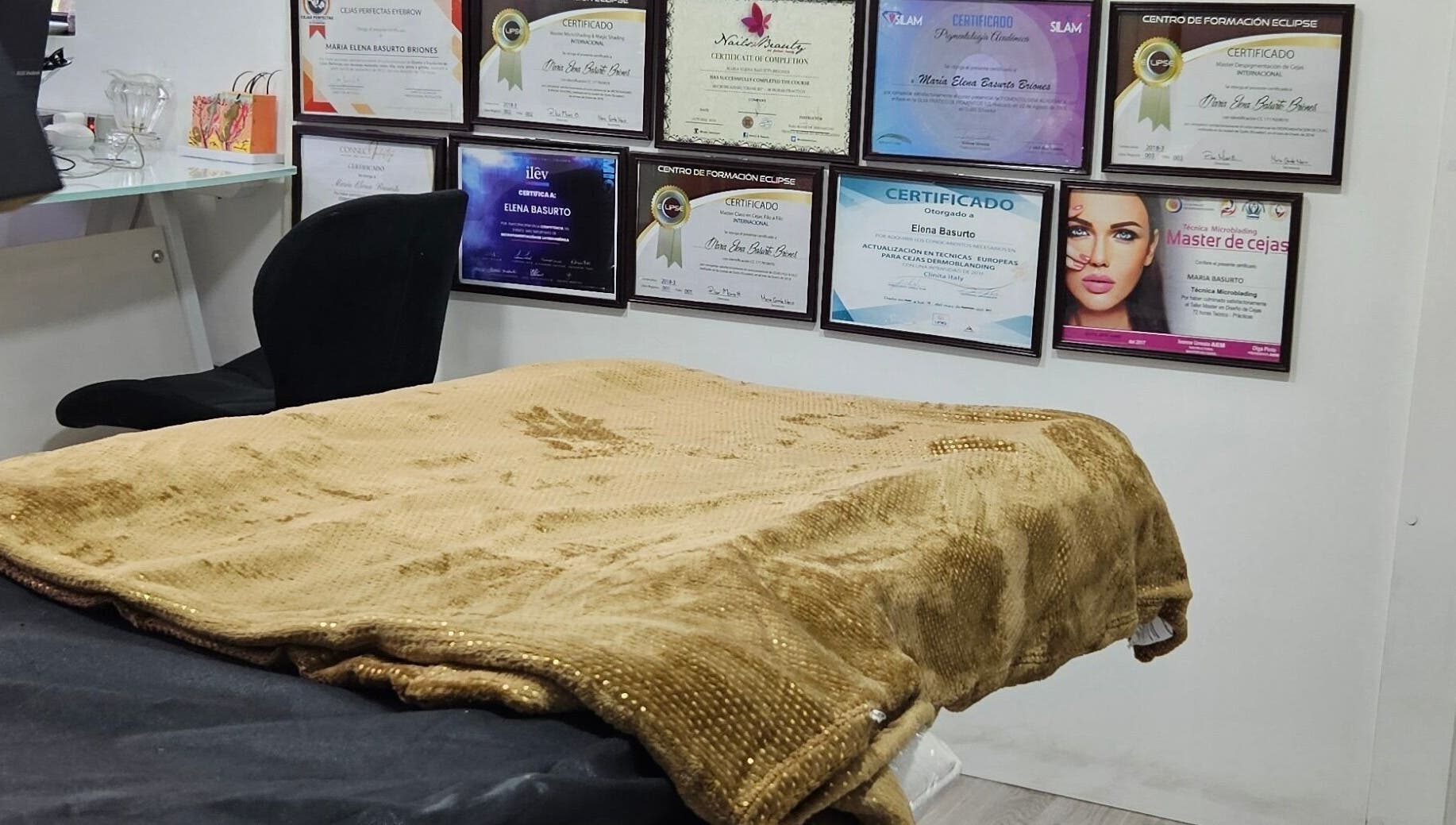 Camilla en sala de tratamientos con certificaciones en Chic Brows by Elena Basurto, Cuenca, Azuay, EC.