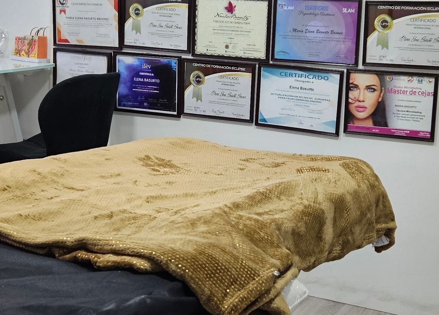 Camilla en sala de tratamientos con certificaciones en Chic Brows by Elena Basurto, Cuenca, Azuay, EC.