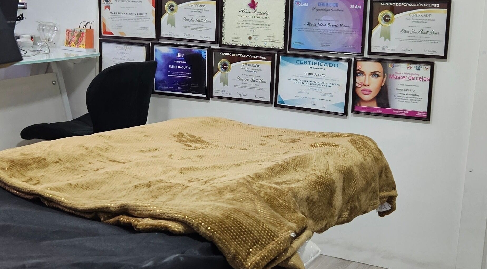 Camilla en sala de tratamientos con certificaciones en Chic Brows by Elena Basurto, Cuenca, Azuay, EC.